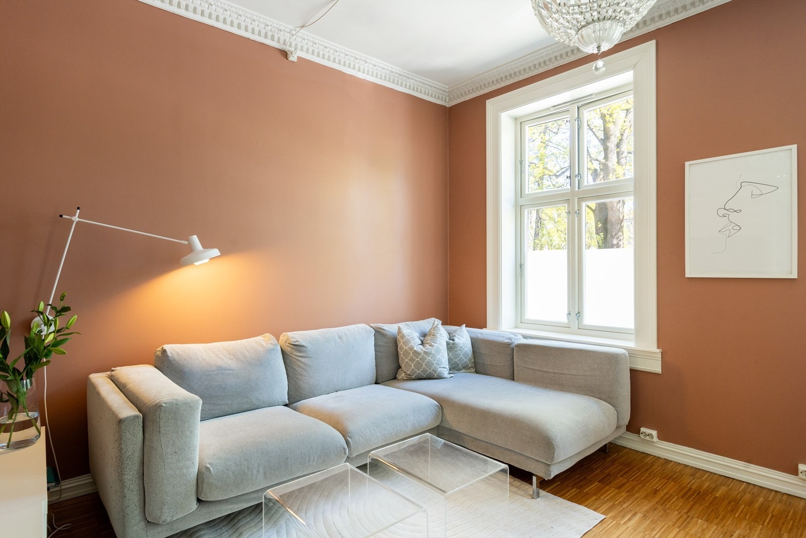 Det er plass til å innrede med sofa og spisebord. Galleribilde