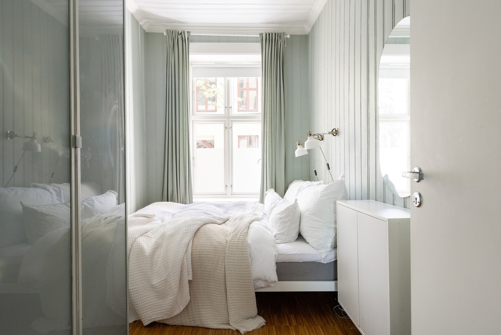 Lunt soverom med plass til dobbeltseng og garderobe. Galleribilde