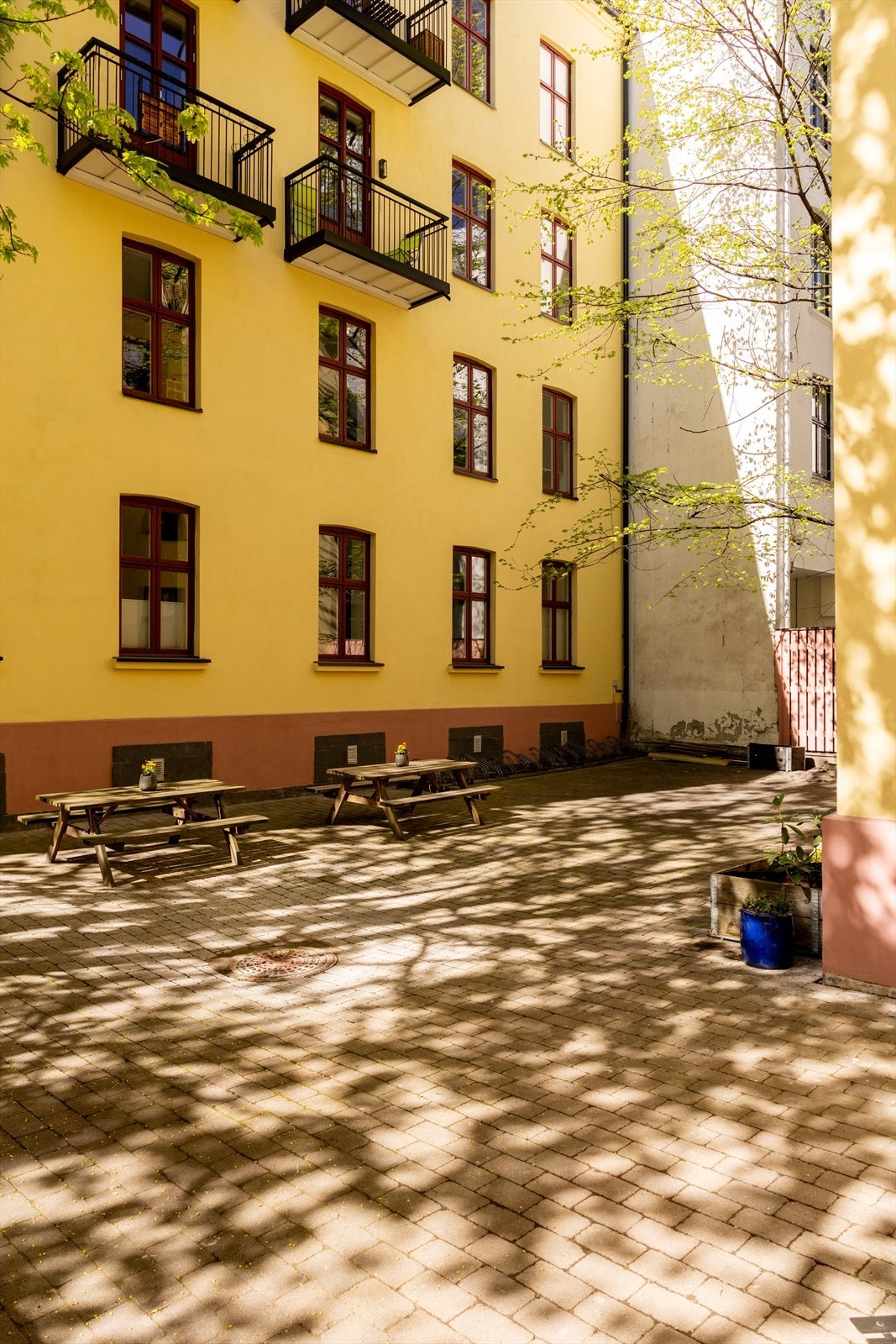 Hyggelig bakgård med sittegrupper. Galleribilde