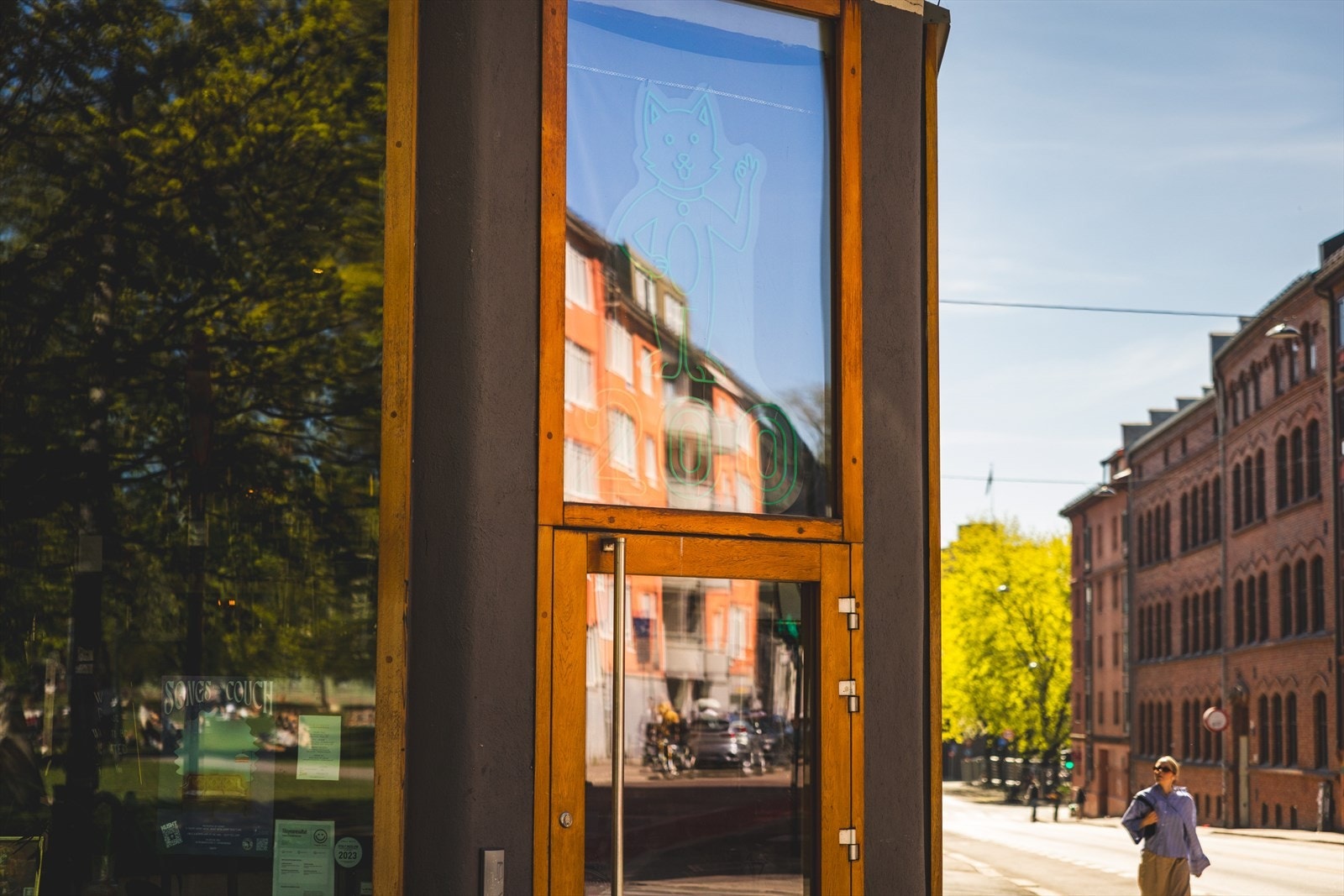 Det er et bredt utvalg av kafeer, barer og spisesteder i området. Galleribilde