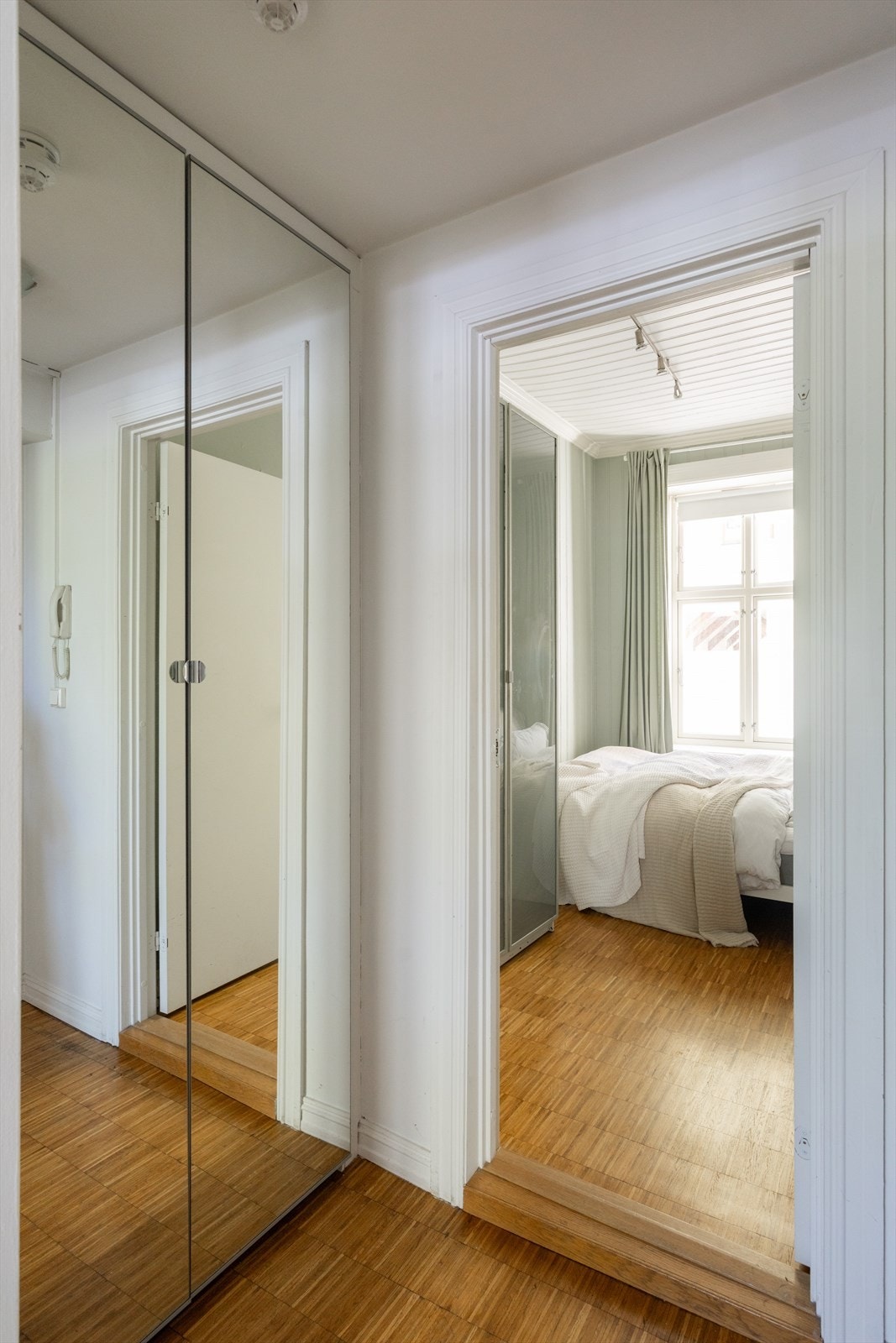 Praktisk entré med plass til oppbevaring i speilskap. Galleribilde