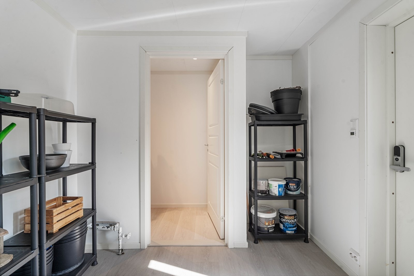 Egen inngang til kjelleren fra utsiden, med direkte tilgang til bod og separat vaskerom Galleribilde