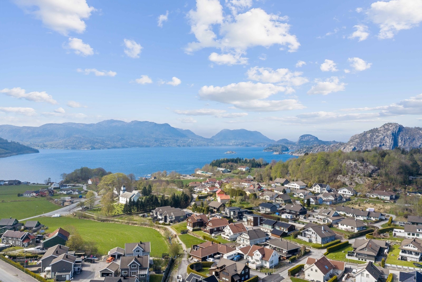 Området er familievennlig og praktisk tilrettelagt, med gåavstand til både barne- og ungdomsskole, barnehager, dagligvarebutikk, idrettsplass, kirke og busstopp Galleribilde