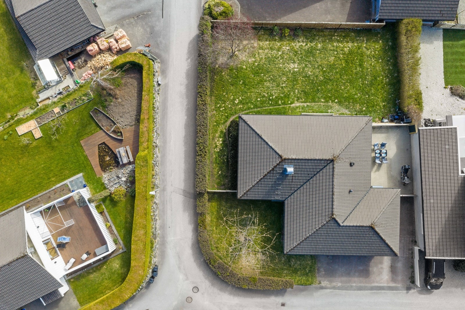 Denne eiendommen byr på en flott og flat tomt beliggende i et landlig og fredelig område Galleribilde