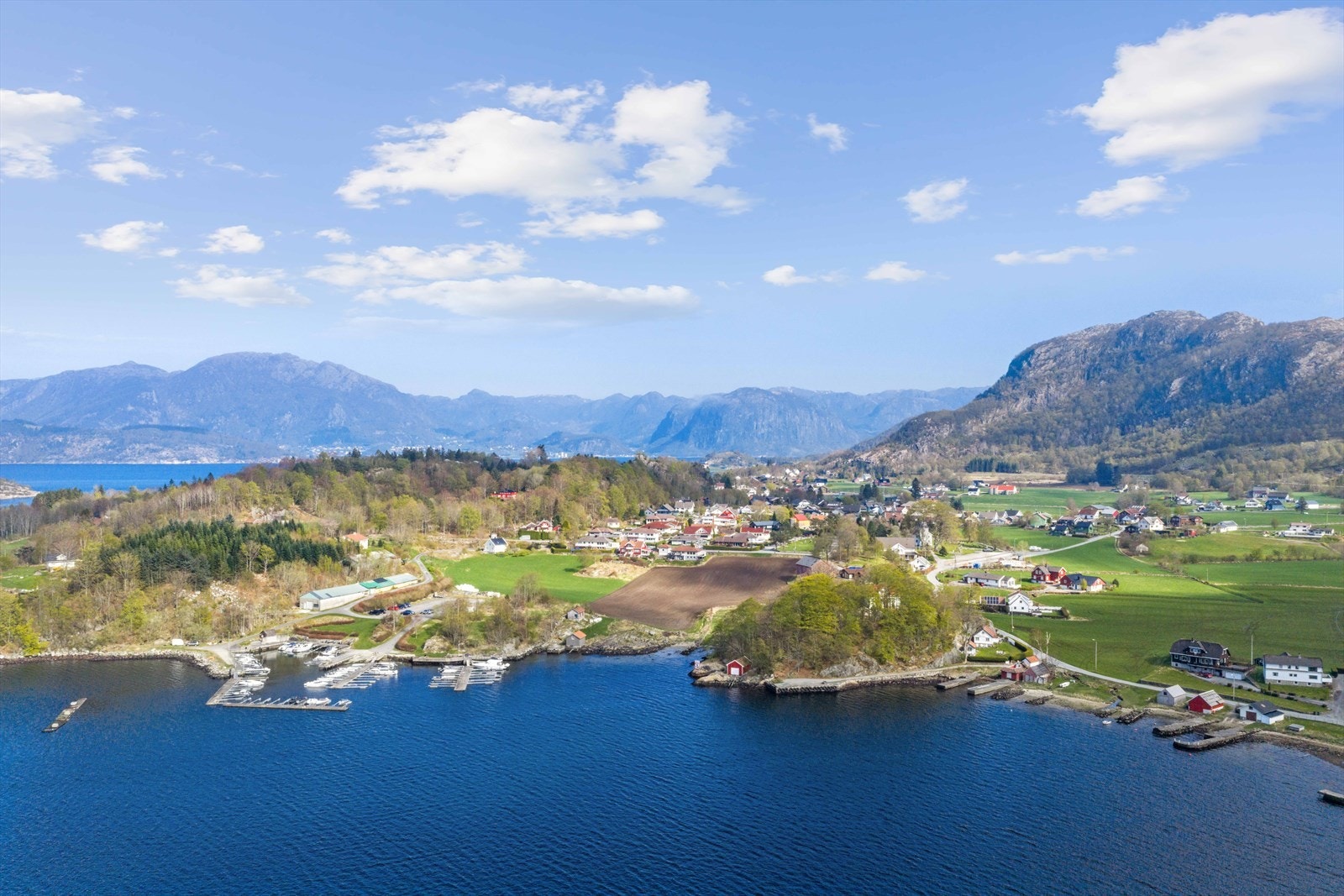 Fra Høle Marina er det kort avstand til den vakre skjærgården, med områder som Ims, Eskeland, Bersagel og Ådnøy. Galleribilde