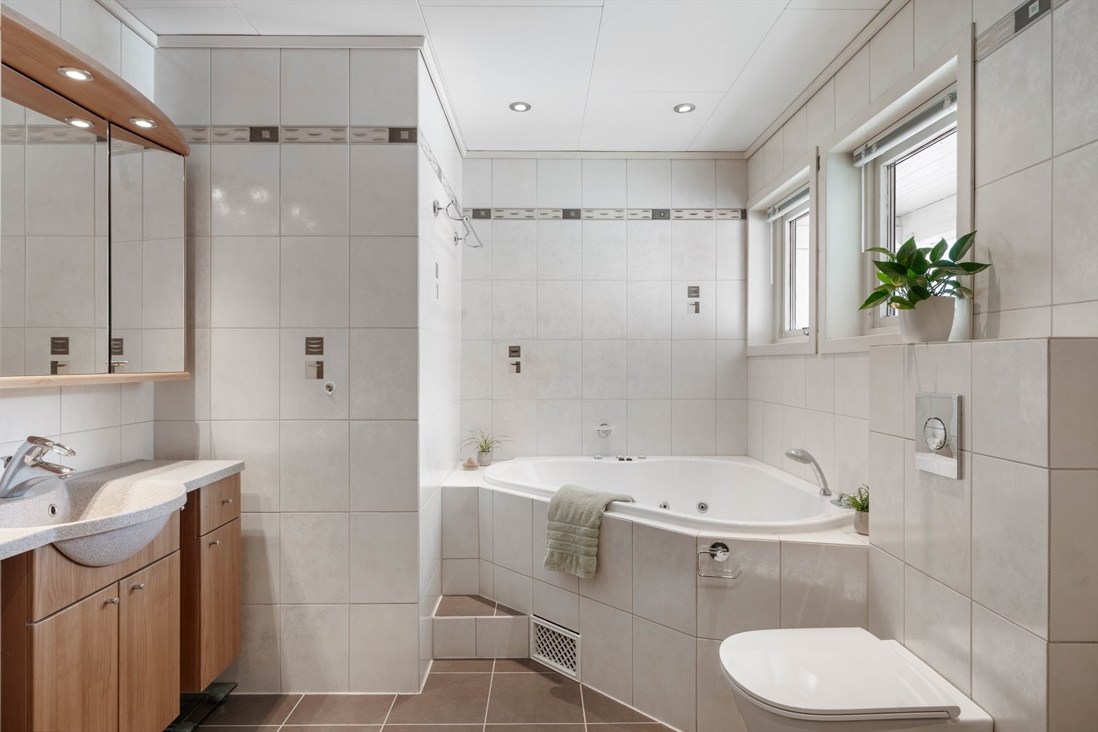 Badet er helfliset og har gulvvarme for ekstra komfort. Praktisk og funksjonell innredning Galleribilde
