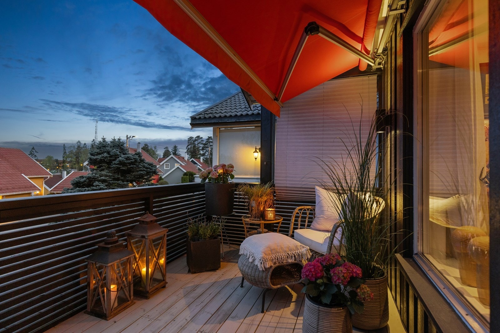 Sør-østvendt balkong med morgensol og god plass til sittegruppe. Galleribilde