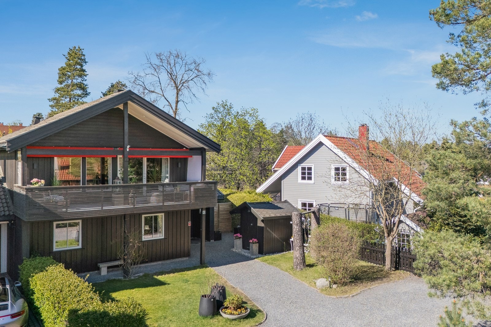 Velstelt, vakkert og usjenert ligger dette koselige hjemmet sjønært på nedre Høvik. Hagen er allsidig og gjennomført, med flere biloppstilligsplasser. Galleribilde