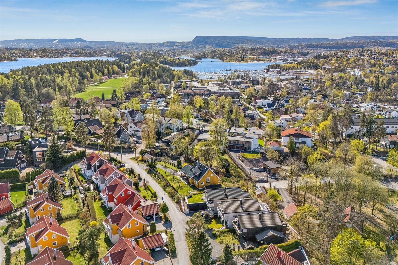 Barneskolen, sjøen, turveier - alt i vakre omgivelser,rett utenfor døren. Velkommen på visning! Galleribilde