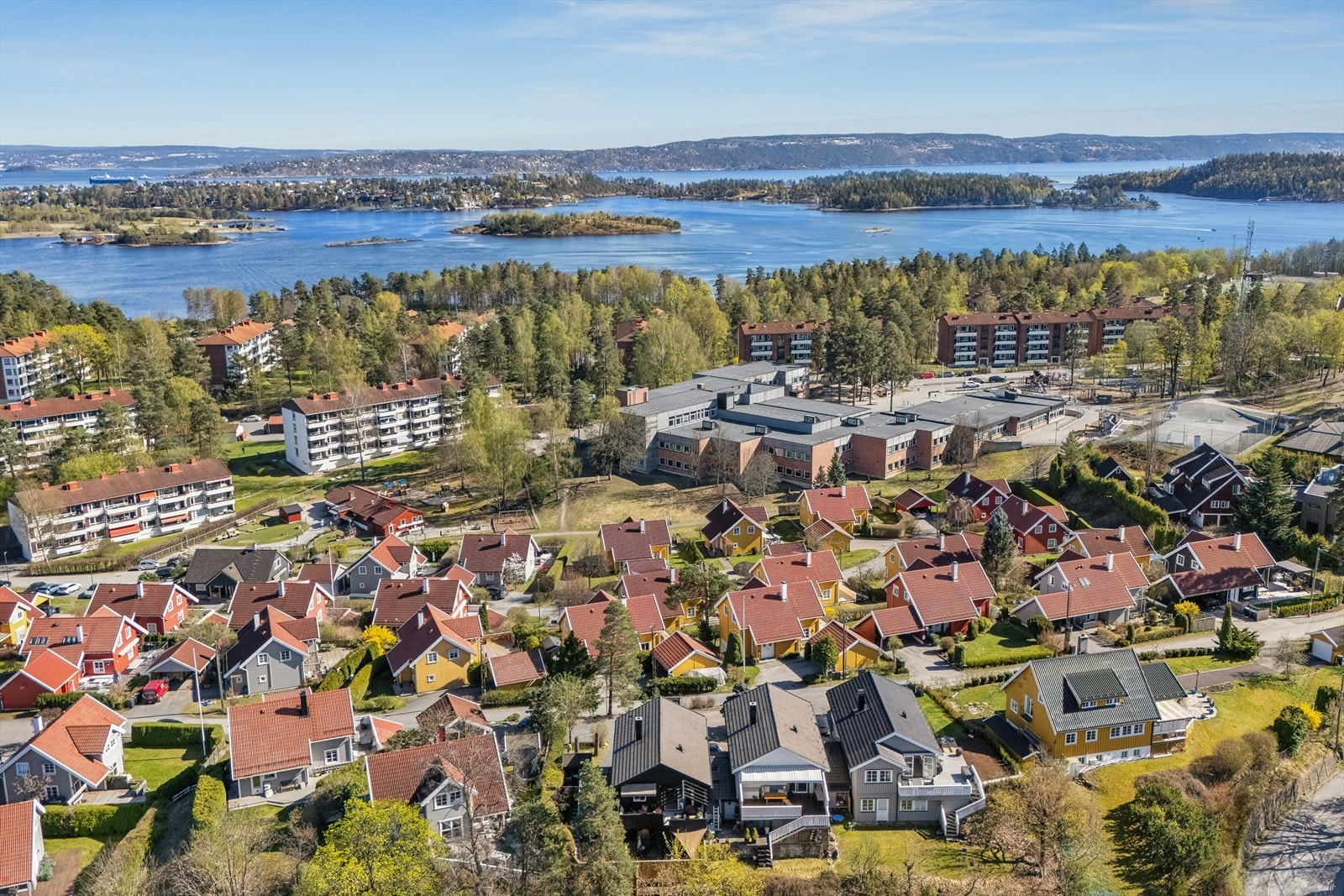 Boligen ligger i et fredelig nabolag med kort avstand til barneskole og de fineste turområder langs sjøen. Galleribilde