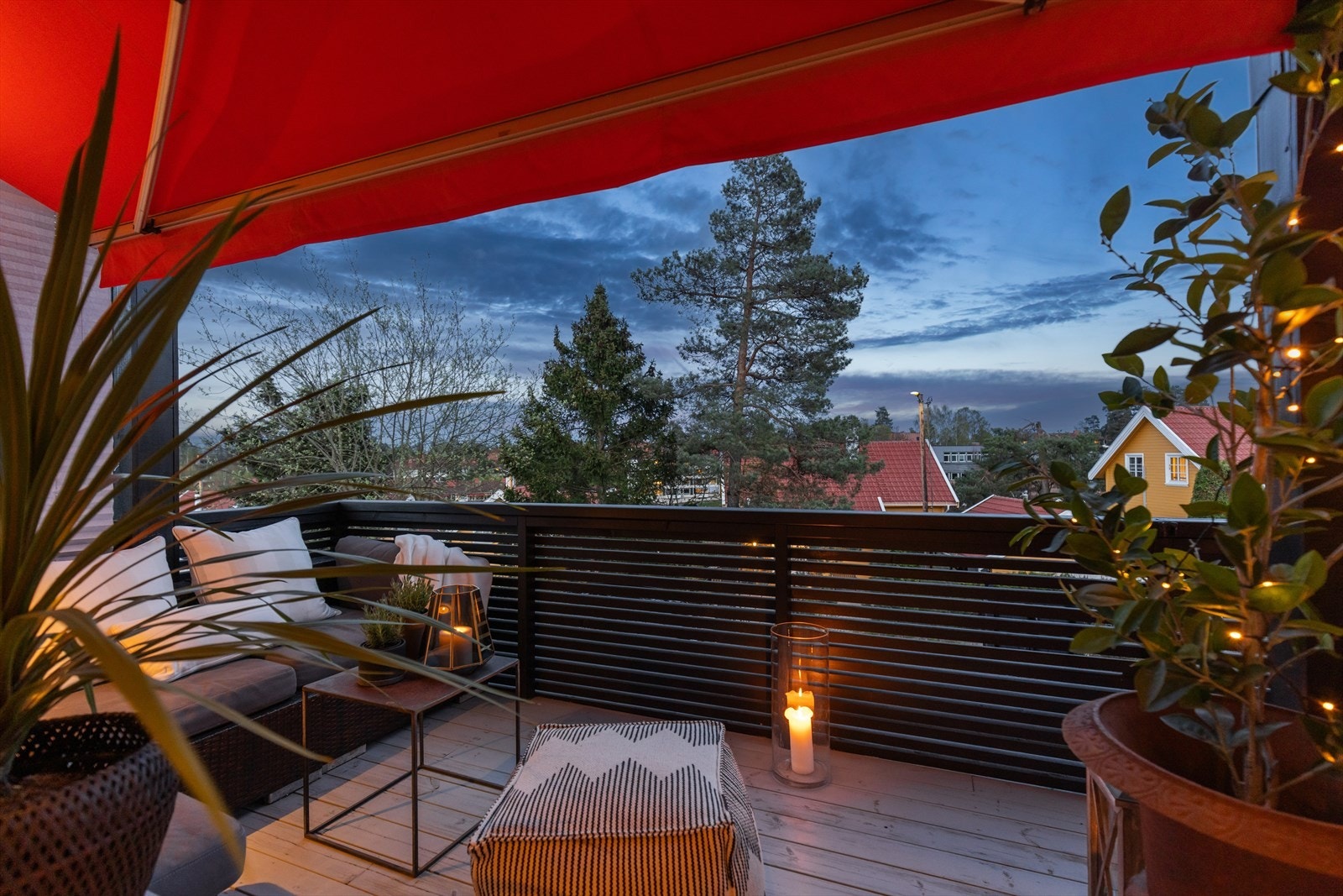Mot øst og ut fra stuen, alltid en lun plass i Nils Bergs vei 10. Galleribilde