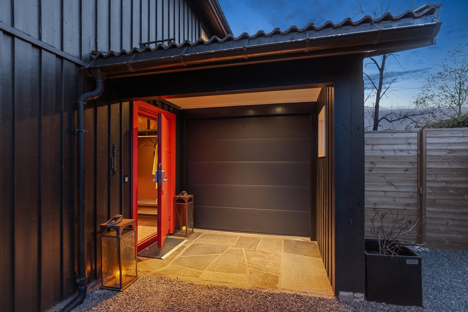 Pen og lys entrè, under tak, med inngang til både bolig og carport. Innebygd carport brukes i dag til flere formål. Galleribilde