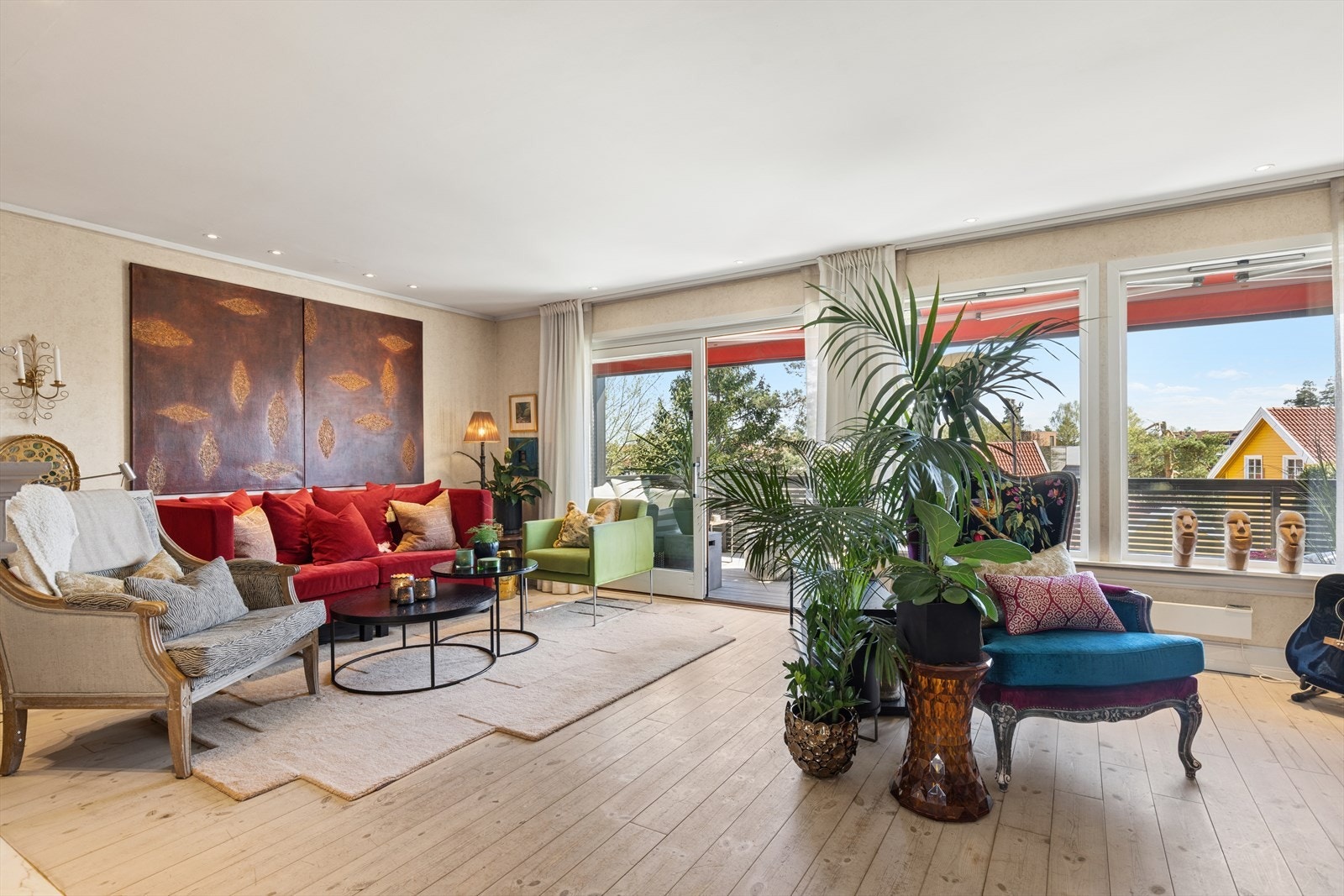 Lys og åpen stue med direkte utgang til sørvendt balkong. Her skinner solen om morgenen og til langt på dag, for så å dukke opp på andre siden av huset. Galleribilde