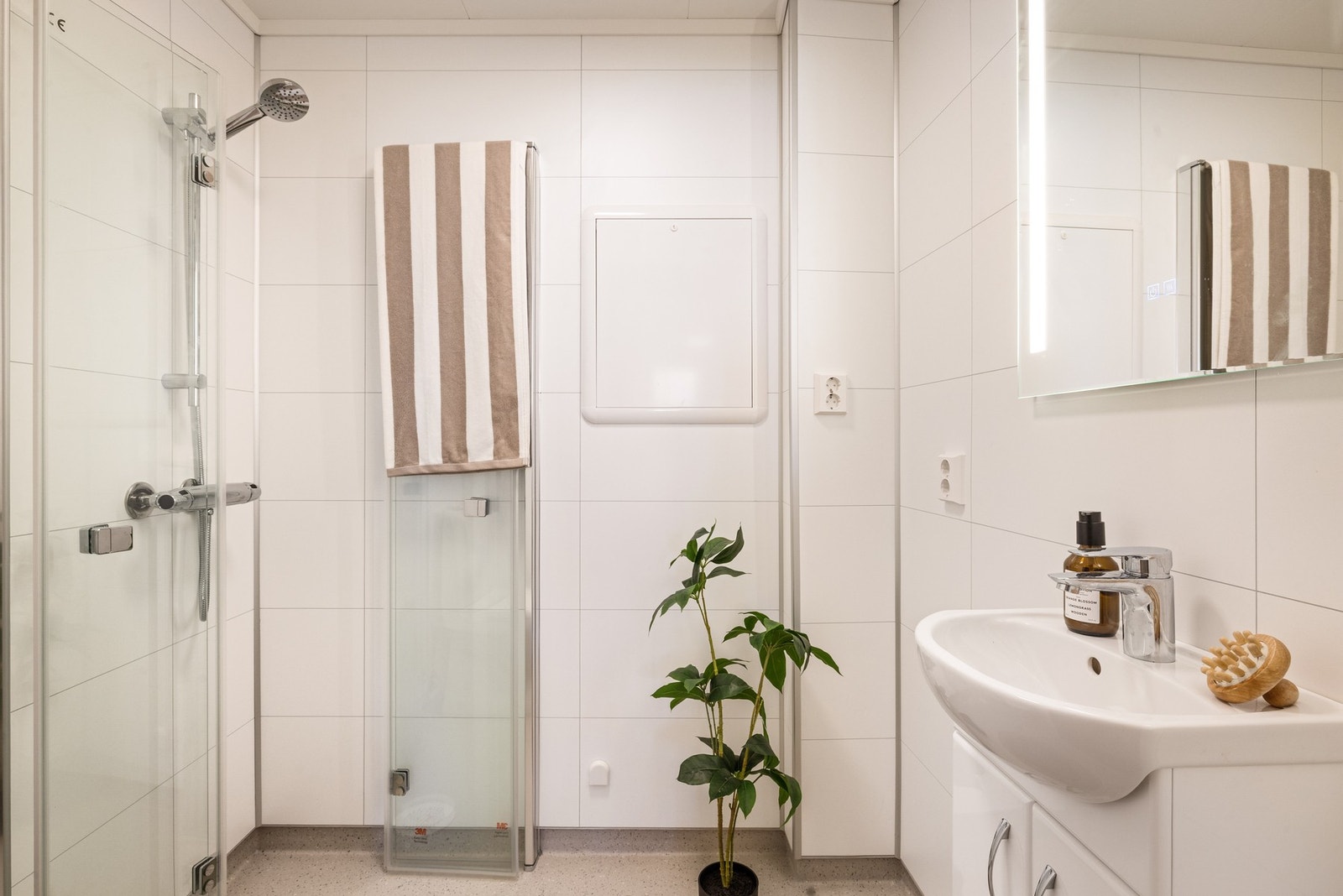 Badet har varme i gulvet og er utført av fagfolk Galleribilde