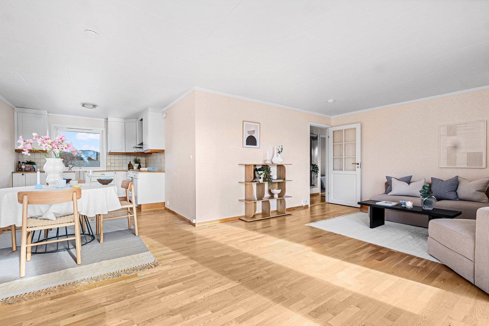 Romslig stue med plass til flere sittegrupper Galleribilde