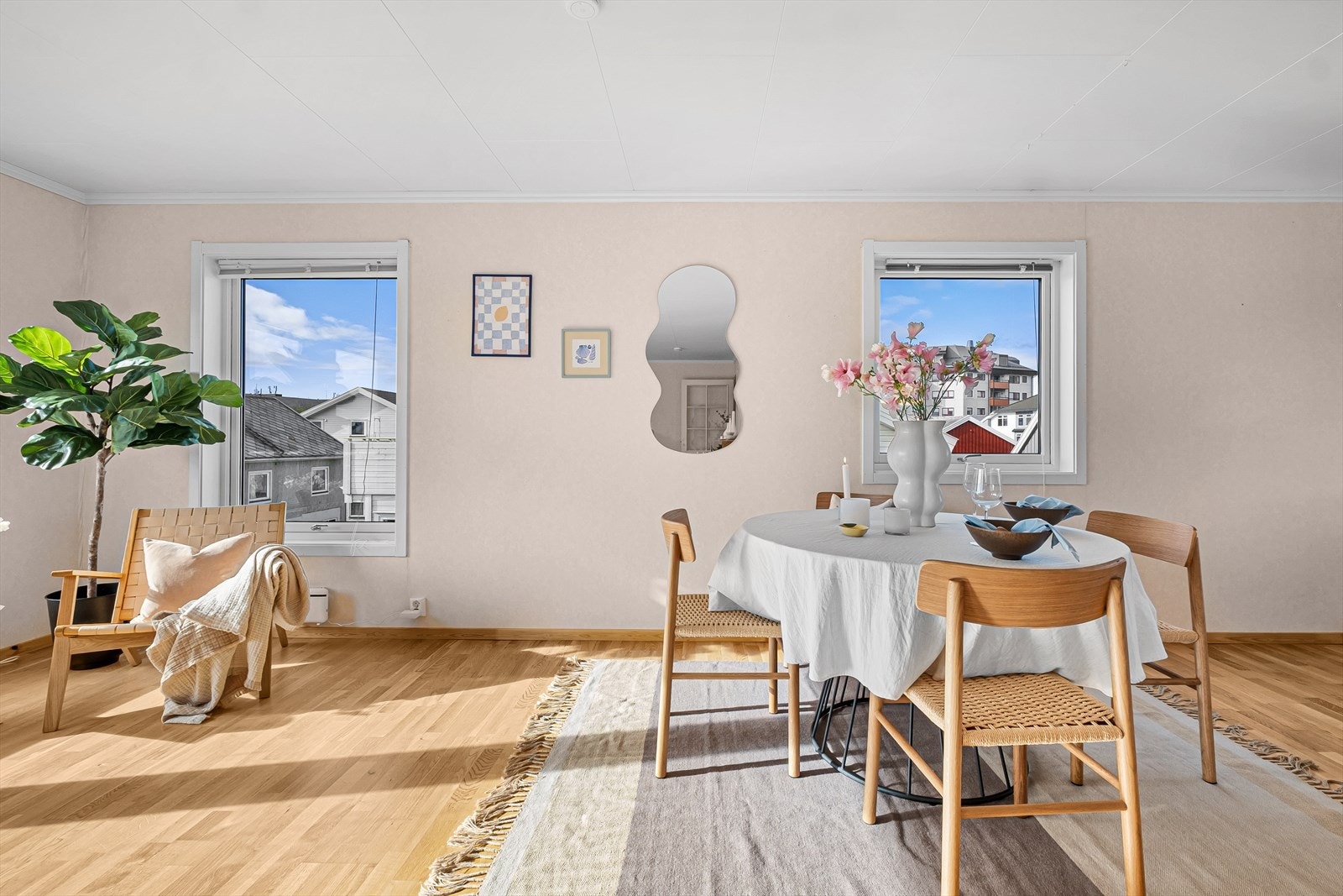 Spiseplassen er naturlig plassert i tilknytning til kjøkkenet Galleribilde