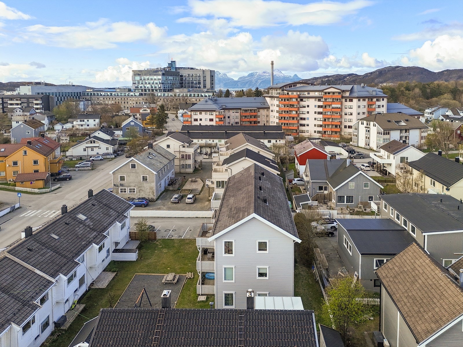 Felles grøntområder og lekeplass like utenfor døren Galleribilde