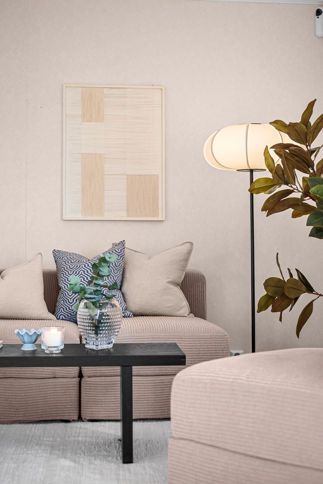 Stuen har god plass til både sofagruppe og spiseplass Galleribilde