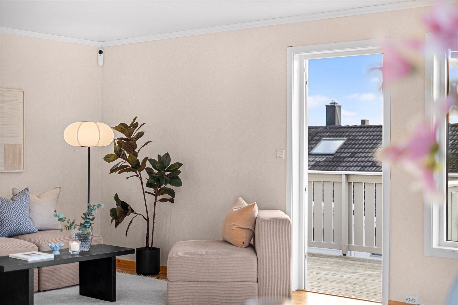 Fra stuen er det utgang til solrik vestvendt balkong Galleribilde