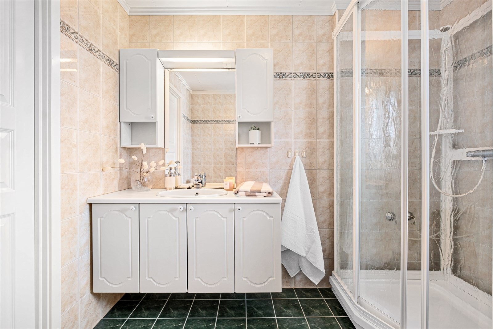 Badet er innredet med dusjkabinett, toalett og innredning Galleribilde