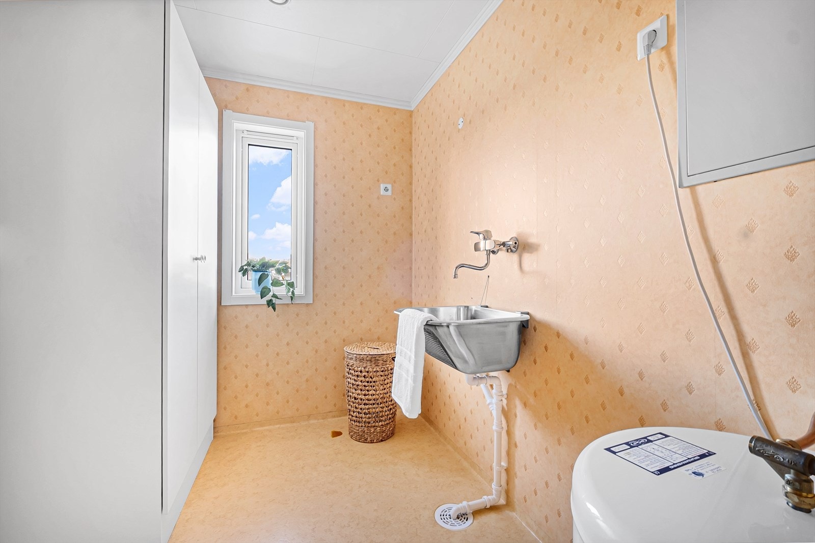 Praktisk vaskerom vegg i vegg med badet Galleribilde