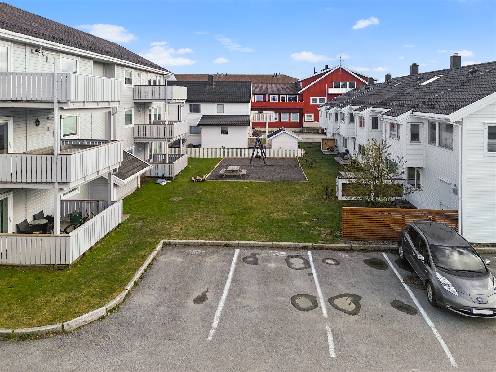 Fast oppmerket parkeringsplass på sameiets område Galleribilde