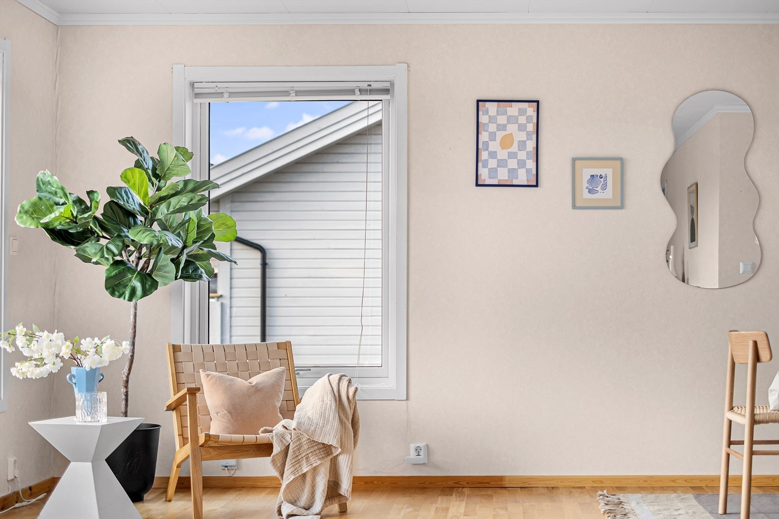 God plass til flere sittegrupper Galleribilde