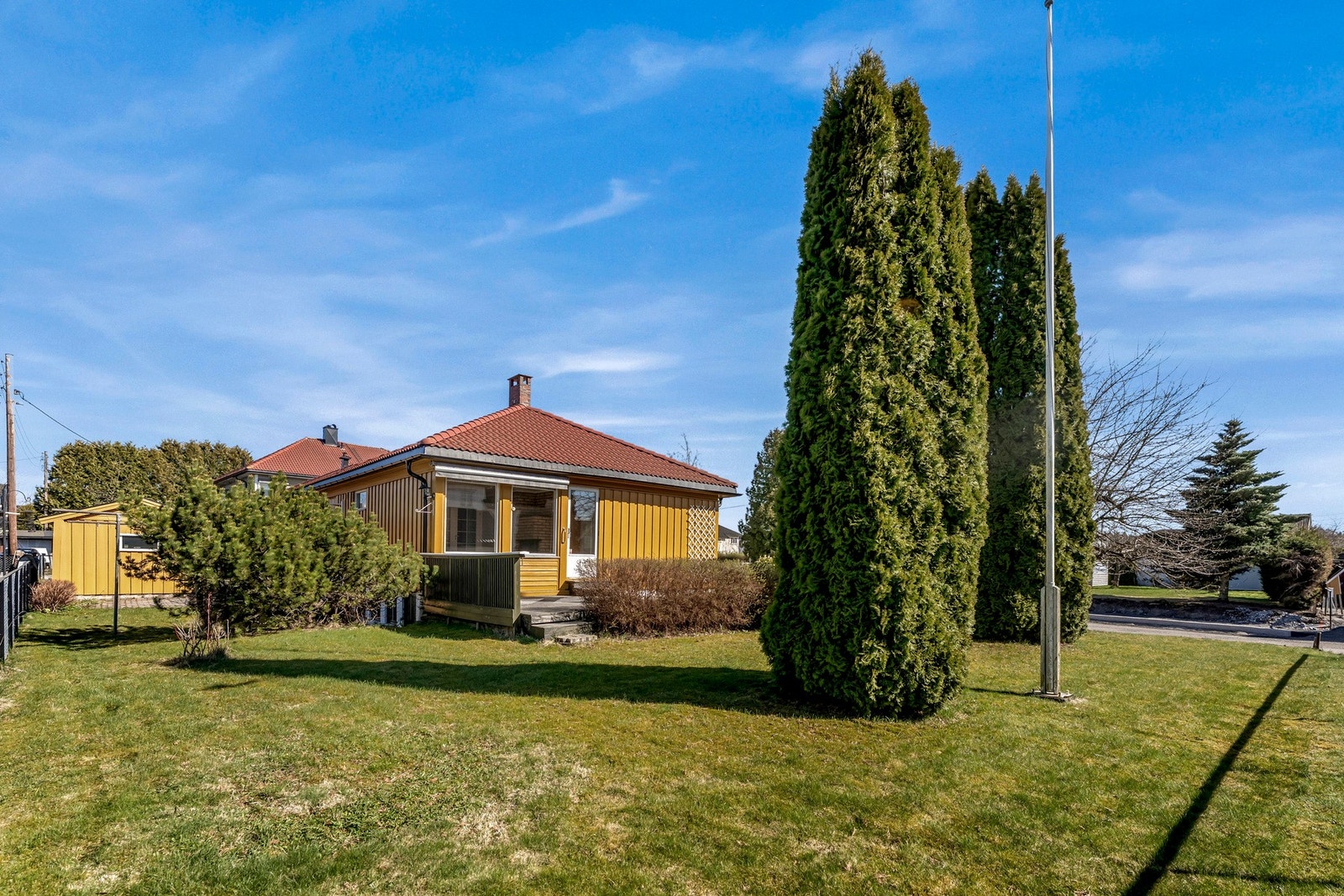 Eiendommen har flotte, solrike plenarealer med diverse beplantning. Galleribilde