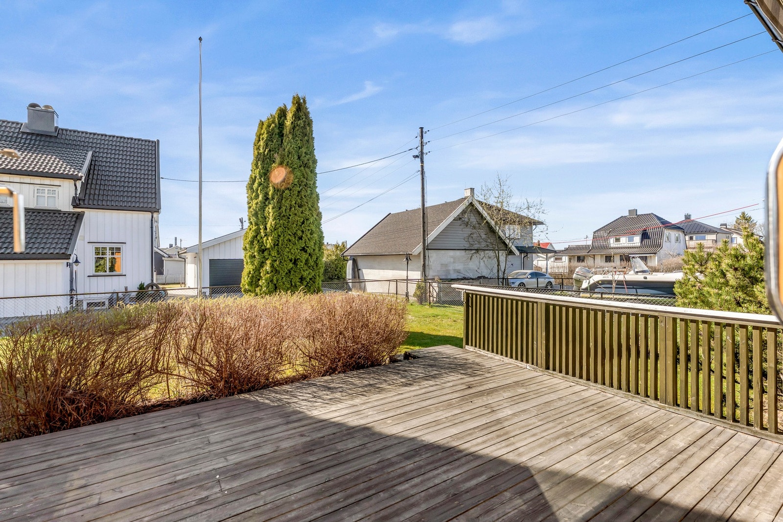 Solrik, vestvendt terrasse med adgang til hagen. Galleribilde