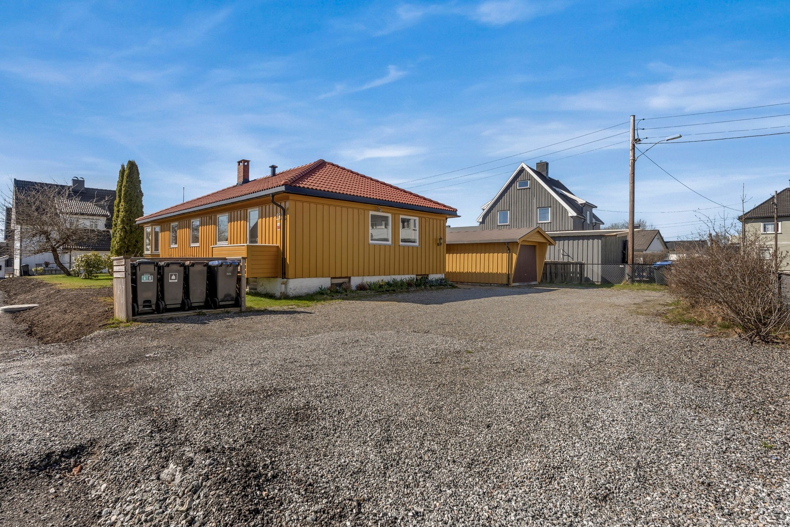 Eiendommen har en meget romslig gårdsplass. Galleribilde