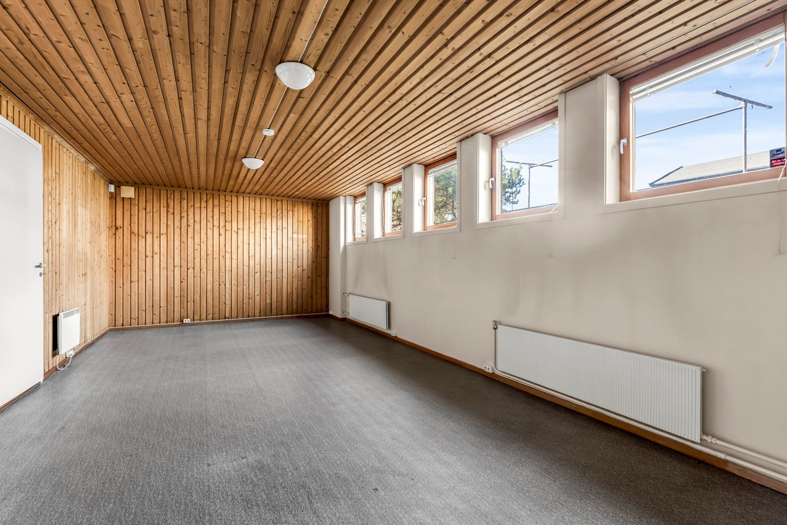 Romslig kjellerstue med store vinduer og gode lysforhold. Galleribilde