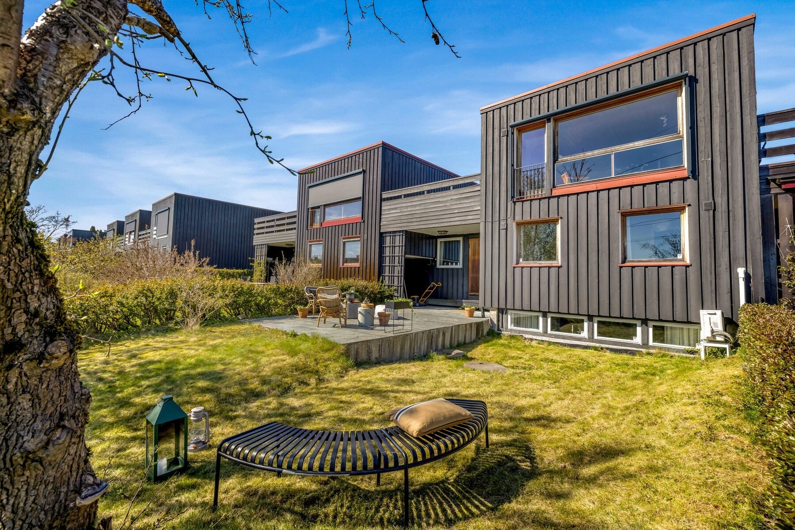 Hagen har gode solforhold og er den perfekte boltreplass for de små! Galleribilde