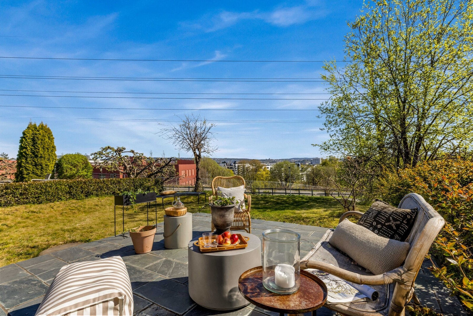 Her er det god plass til utemøblement, grill, og trampoline! Galleribilde