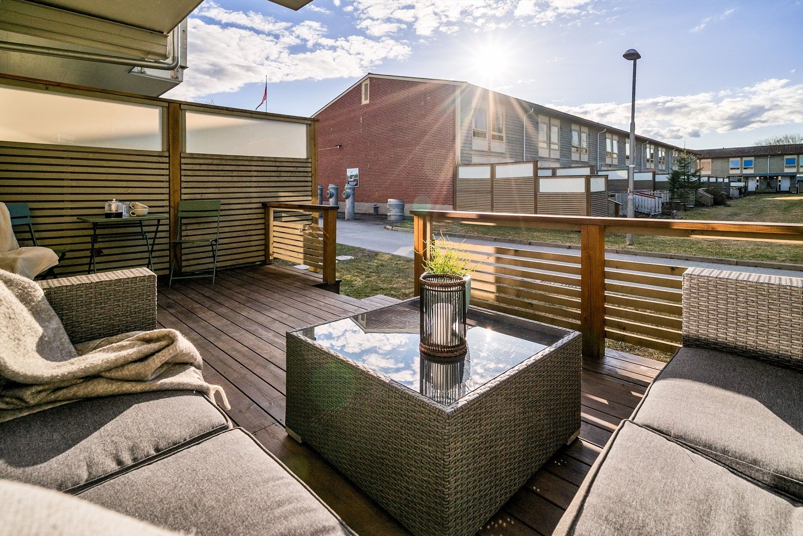 En 2-roms leilighet som er rik på kvaliteter som treffer både førstegangskjøperen og de eldre som ønsker en enklere hverdag i rolige og trygge omgivelser. Boligen som har en superfin beliggenhet i første etasje, med fri utsikt mot grøntareal. Galleribilde