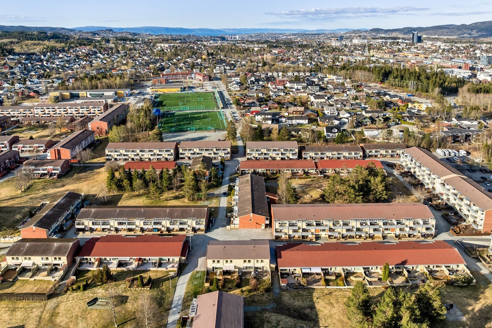 Leiligheten er en del av Åsheim borettslag. Herfra er det kort vei til skoler, barnehager, butikk med post og Heimdal sentrum. Det er også et godt kollektivtilbud som går til Trondheim sentrum via Saupstad eller Tiller. Galleribilde