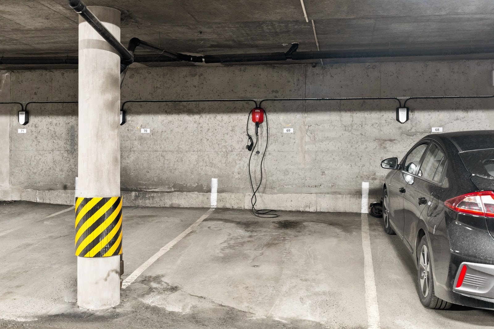 Alle leiligheter har egen parkeringsplass i oppvarmet garasjeanlegg som følger leiligheten. På parkeringsplassen er det også montert elbillader som følger. I kjelleretasjen har man også en bod på ca. 3 kvm som medfølger. Galleribilde