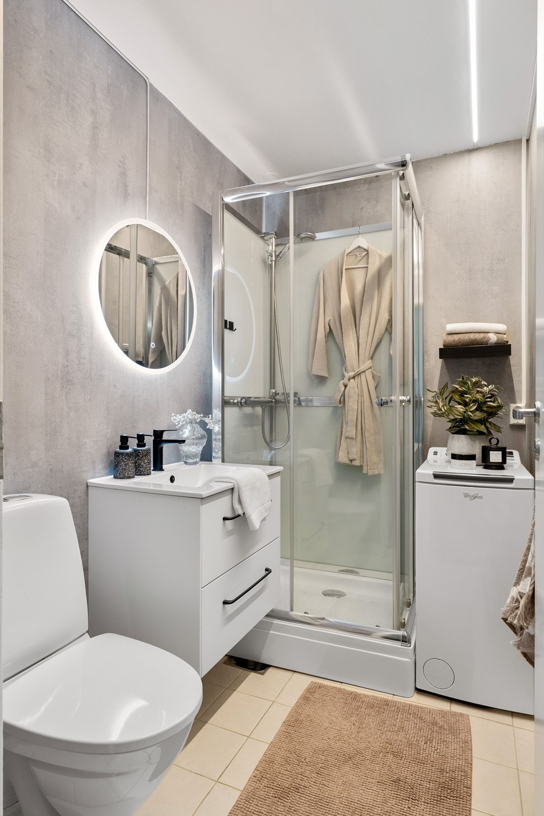 Badet har i 2022 fått nye baderomsplater på vegg, nytt dusjkabinett, ny servant og malt tak. Ledstripe ble og installert samtidig med oppgraderingene. Galleribilde