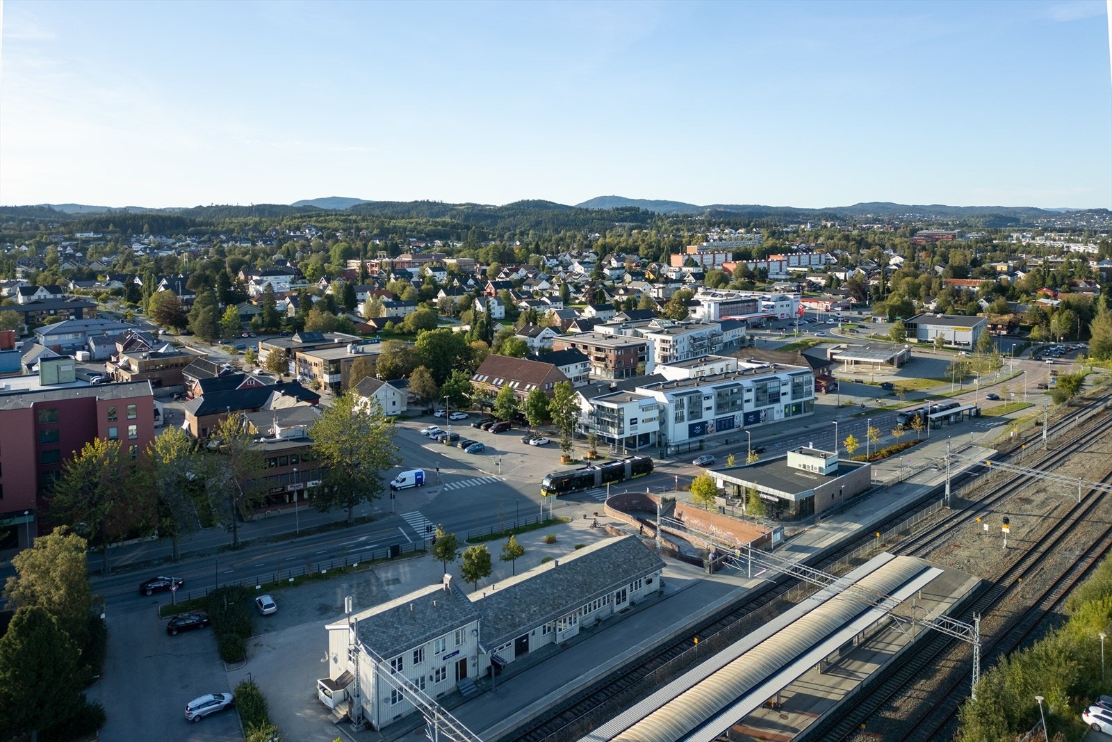 Heimdal sentrum ligger ca. 1km unna. Her har man de fleste fasiliteter man trenger i det daglige. Galleribilde