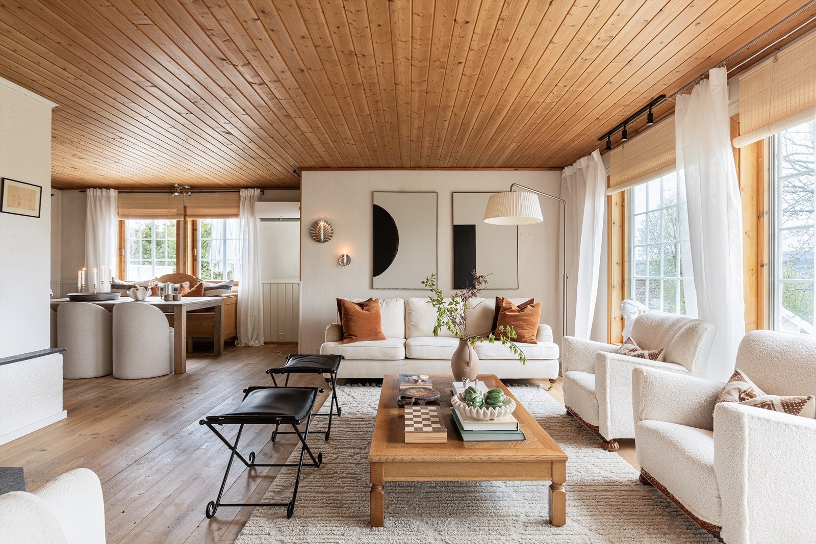 Hjertet i boligen er en delvis åpen stue/spisestue på totalt 47 m². Galleribilde