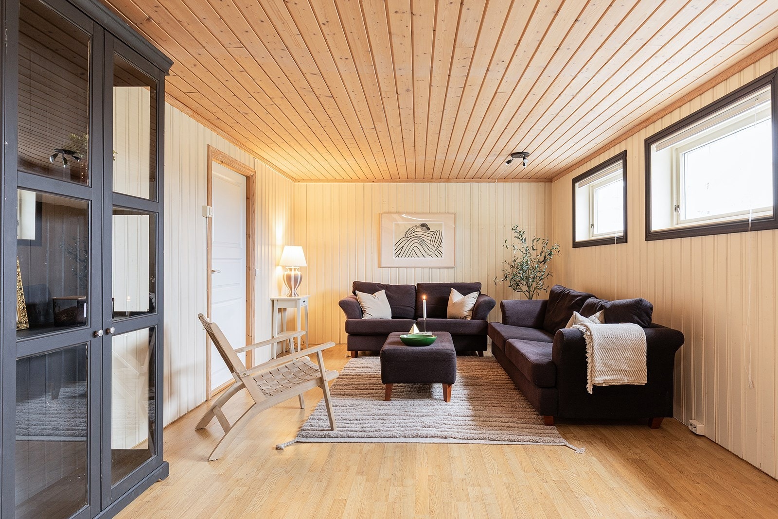 Kjelleretasjen består av en romslig kjellerstue, to ganger, to soverom (ikke godkjent) og store boder med mye potensiale. Egen inngang til den grove delen av kjelleren. Galleribilde