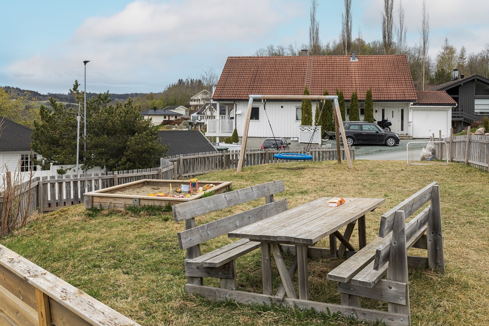 Trivelig nabolag som byr på lekeplass med sittegrupper. Enda mere boltreplass for de yngste ved Høyeggen skole, ca 500 meter fra ytterdøra. Galleribilde
