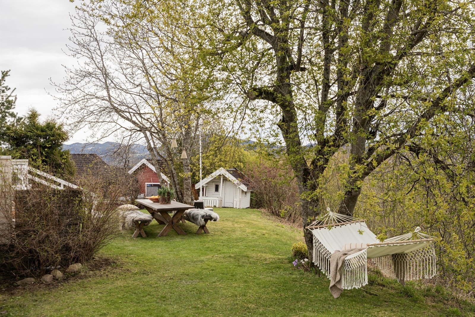 Den romslige hagen legger til rette for gode oppvekstsvilkår med mye lek og morro. Galleribilde