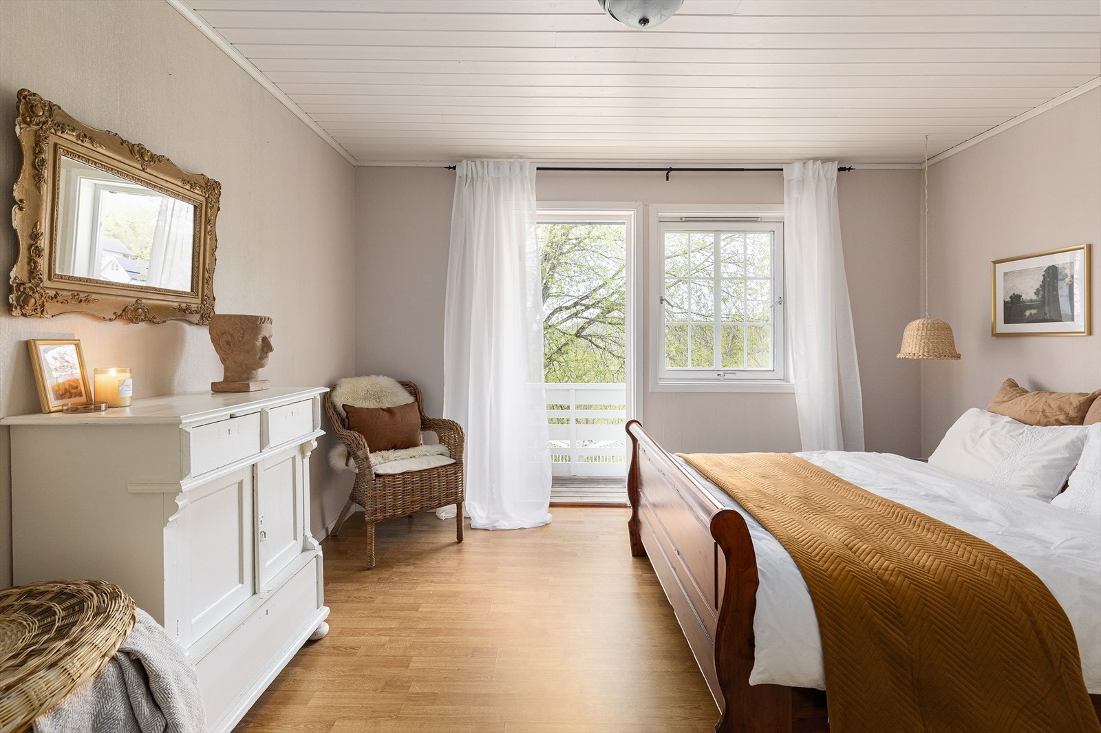 Hovedsoverommet er av god størrelse med sine 14,4 m² og har utgang til en delvis overbygd balkong. Galleribilde