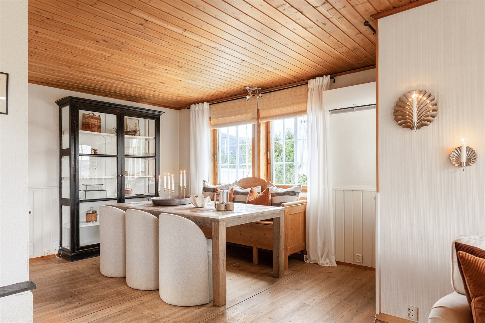 Utgang til solrik terrasse fra oppholdsrommet. Galleribilde