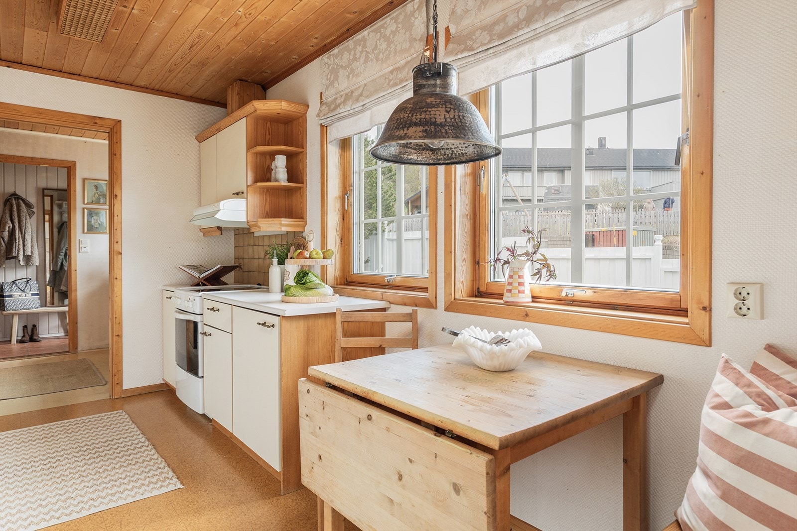 Kjøkkenet er plassert mellom spisestua og vaskerommet og måler 10,7 m². Galleribilde
