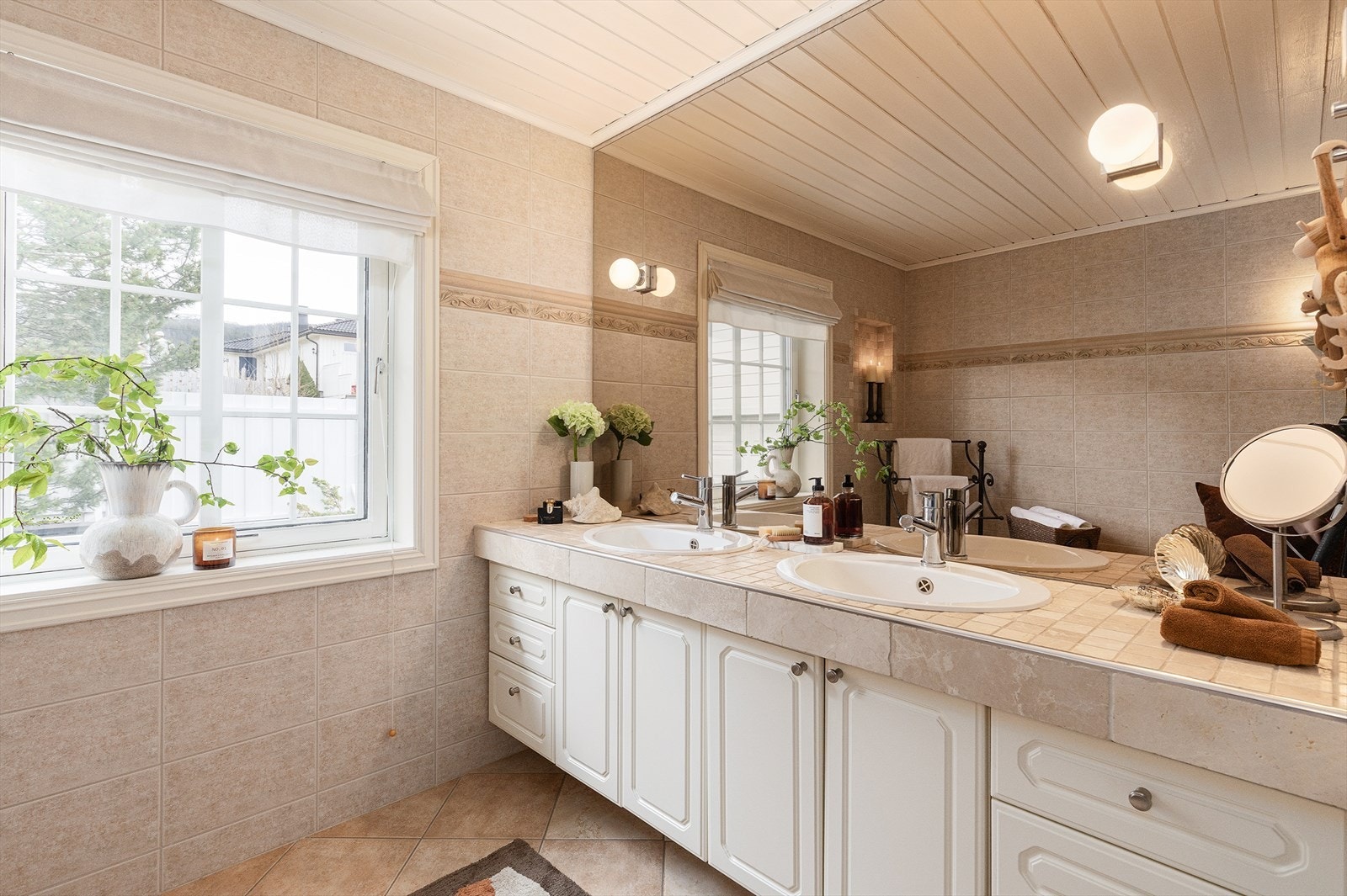 Badet er på 7,9 m² og byr på dusjkabinett, opplegg for badekar og dobbelservant med oppbevaring. Galleribilde