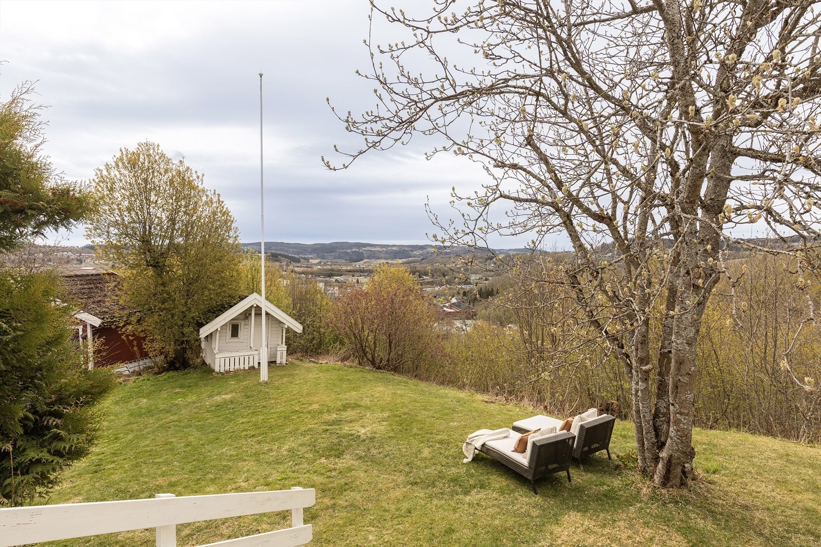 Eiendommen ligger ytterst på et høydedrag med fantastisk utsikt utover Melhus og Gauldalen. Galleribilde