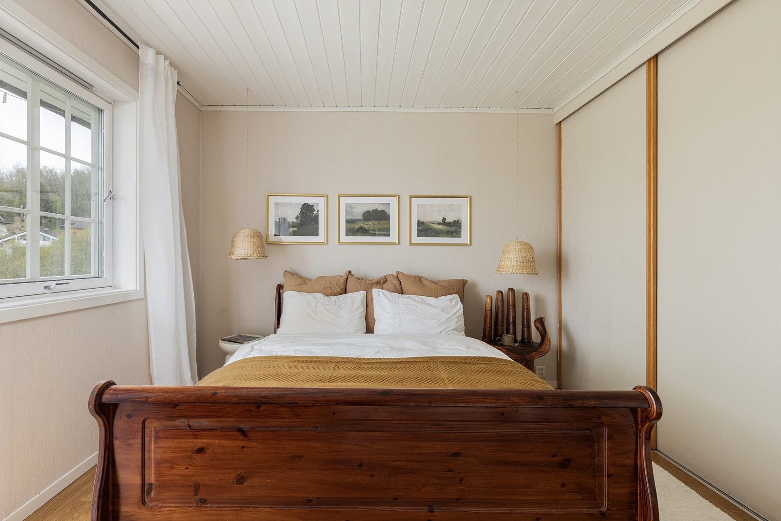Rommet byr på en innbygd skyvedørsgarderobe og har for øvrig god plass til alle nødvendigheter på et soveværelse. Galleribilde