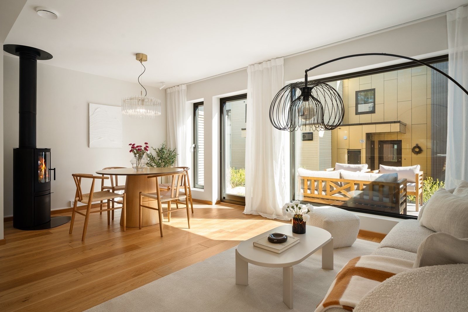 Stuen har god plass til både sofagruppe og spisebord. Galleribilde