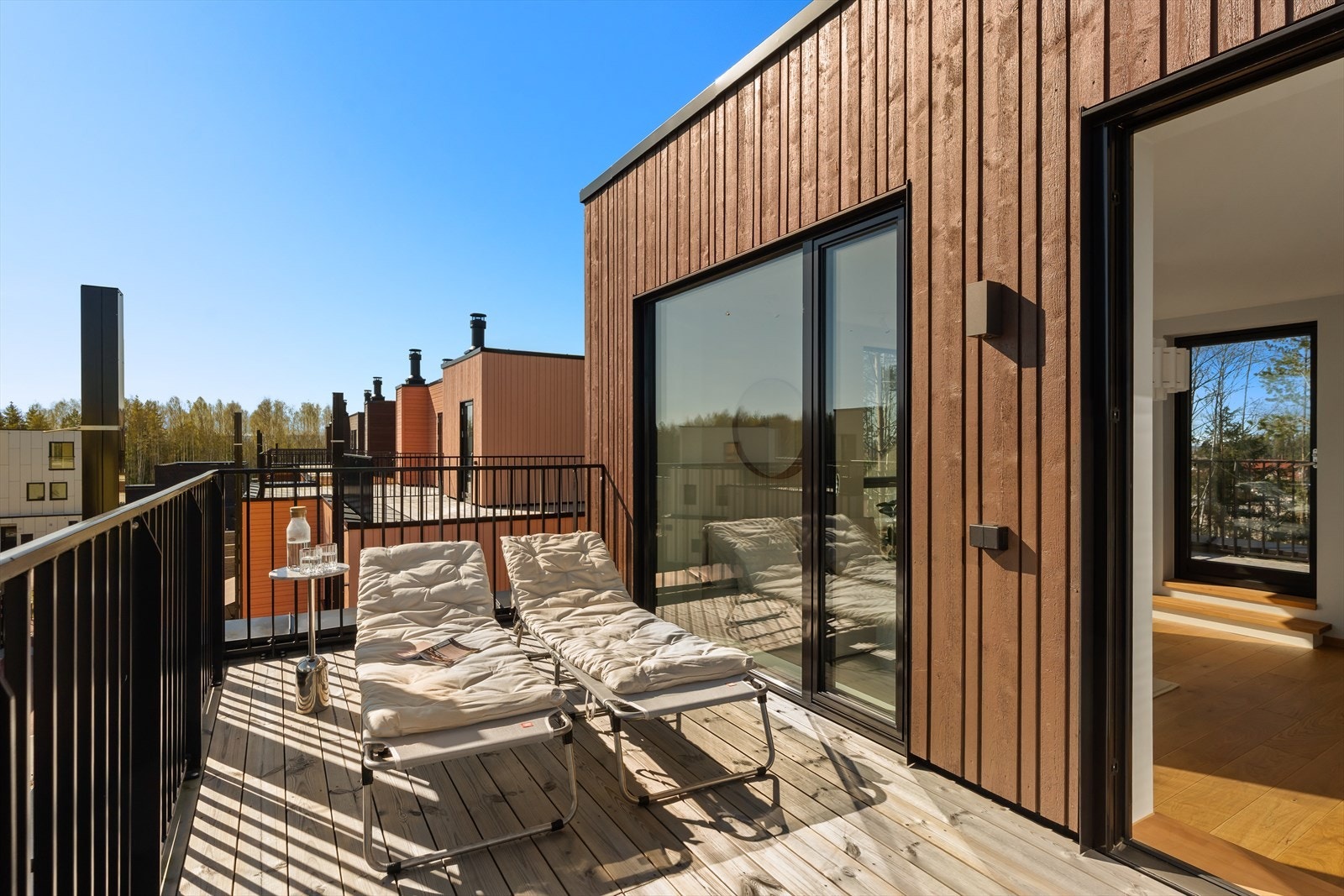 Takterrasse med meget gode solforhold og plass til flere sittegrupper Galleribilde